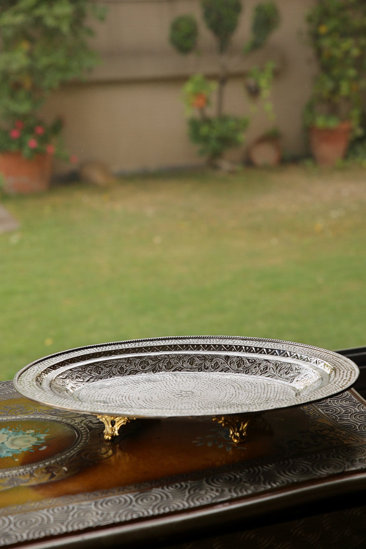 Round platter with border