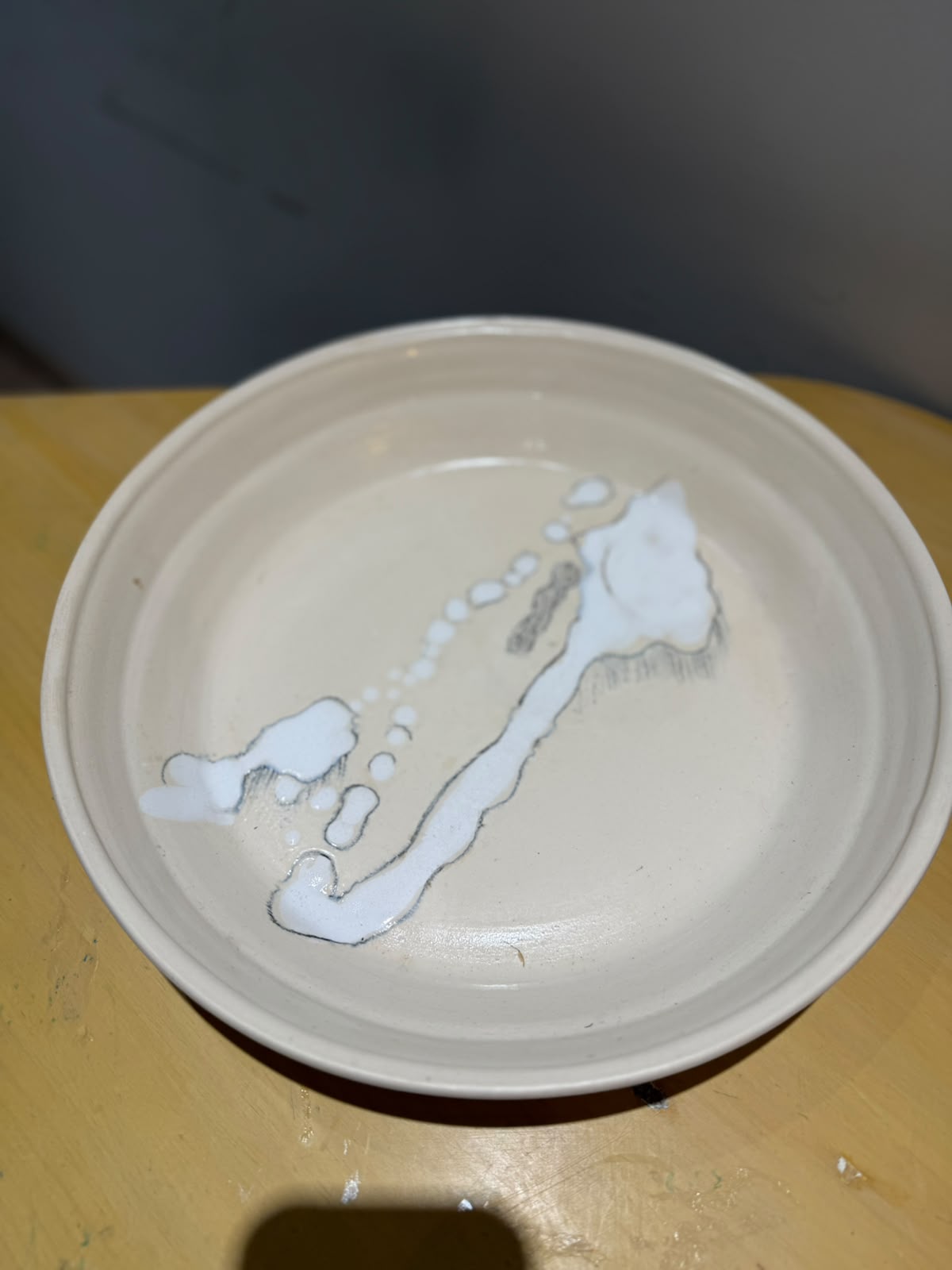 Beige ceramic with wood platter