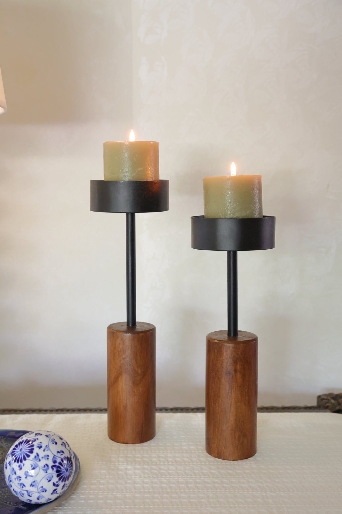 Round black candle stands