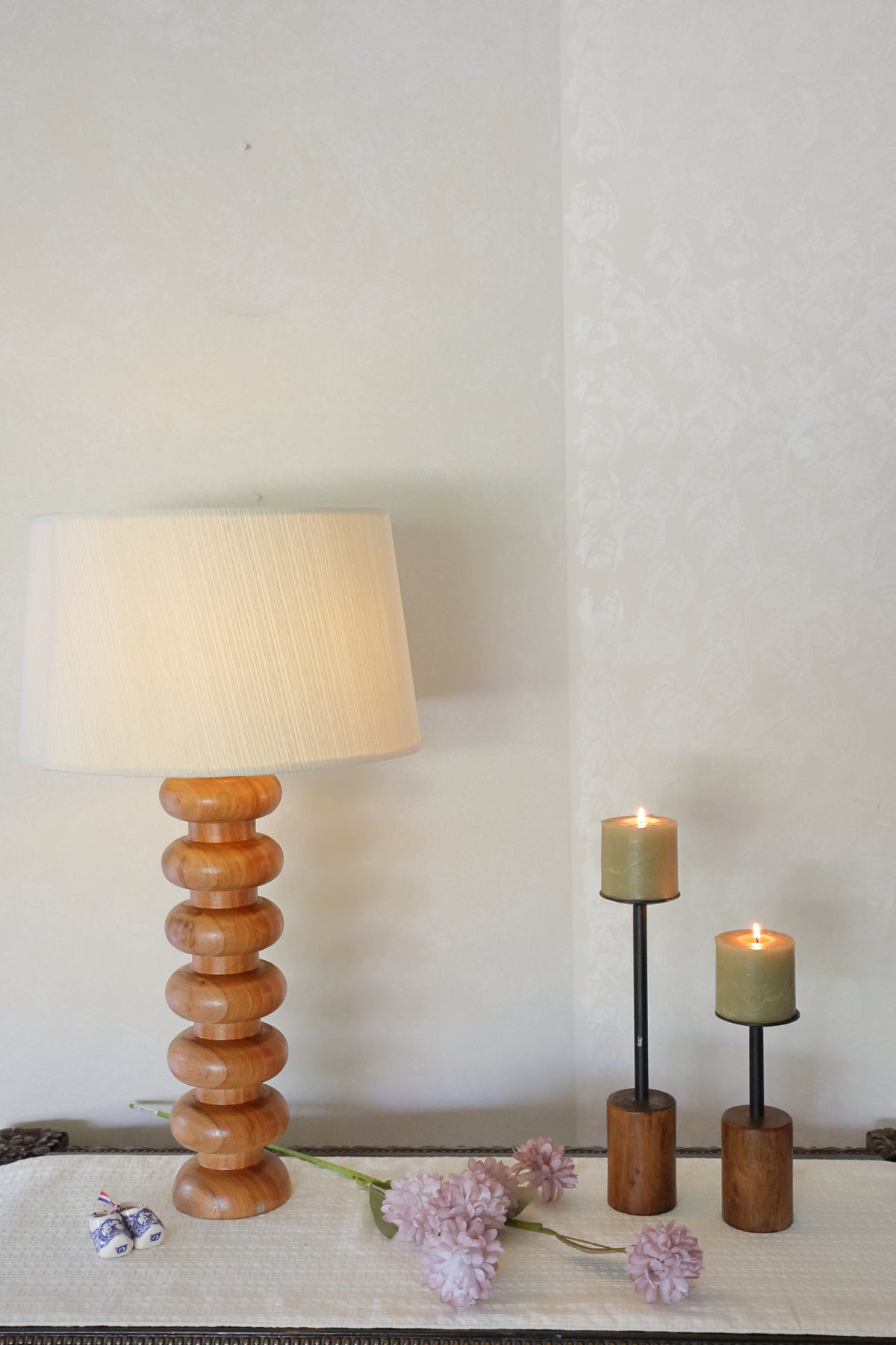 Black flat candle stands