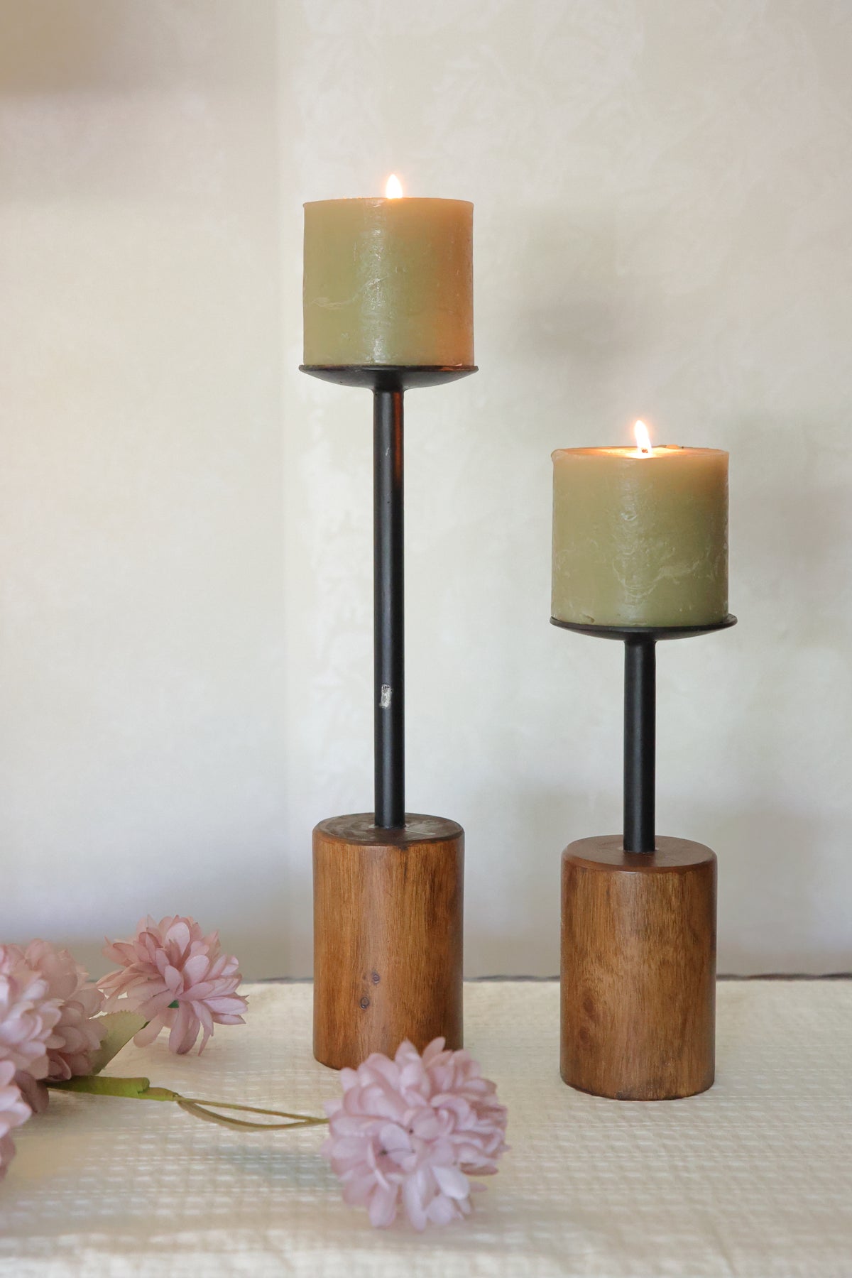 Black flat candle stands