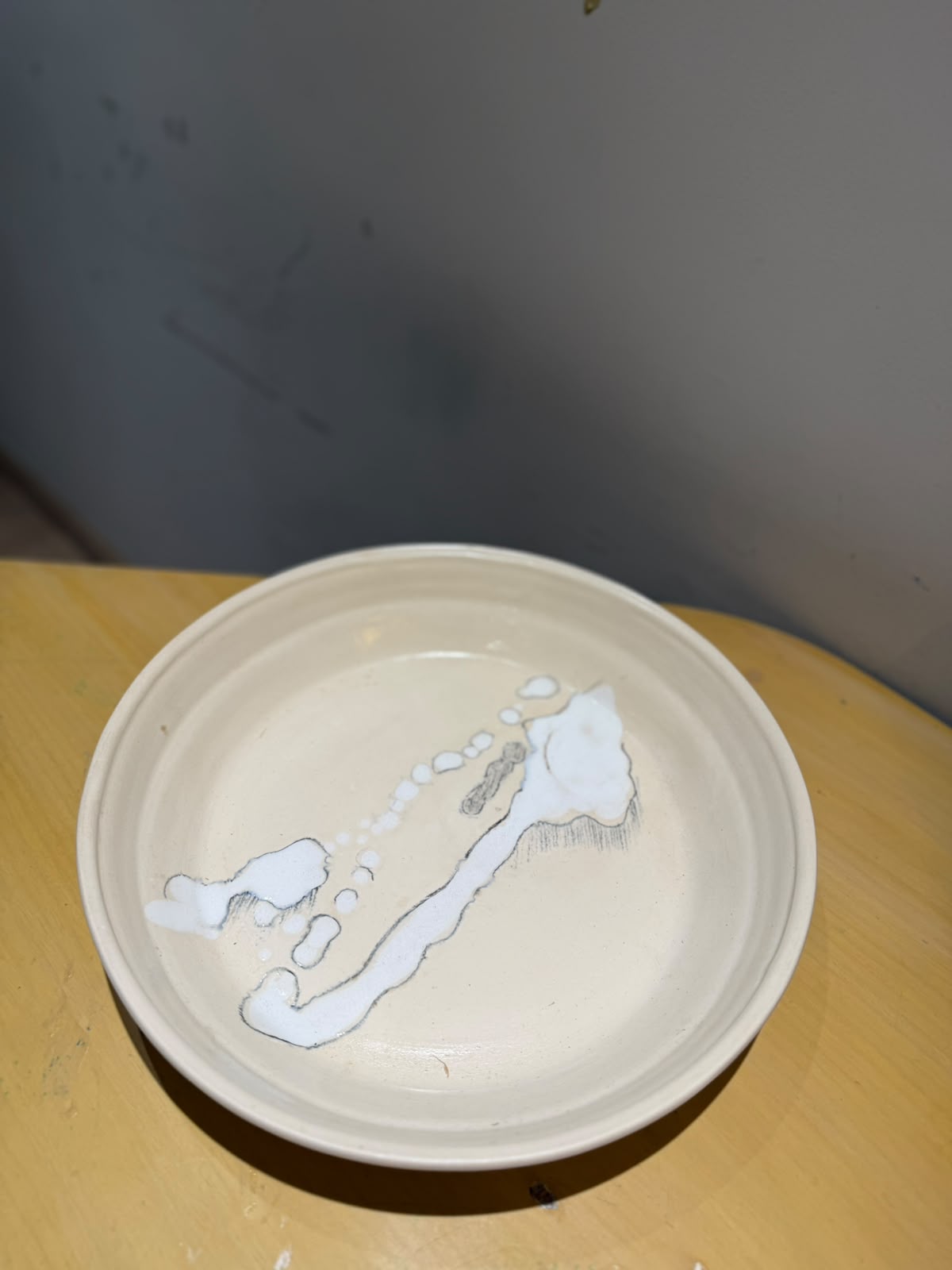 Beige ceramic with wood platter